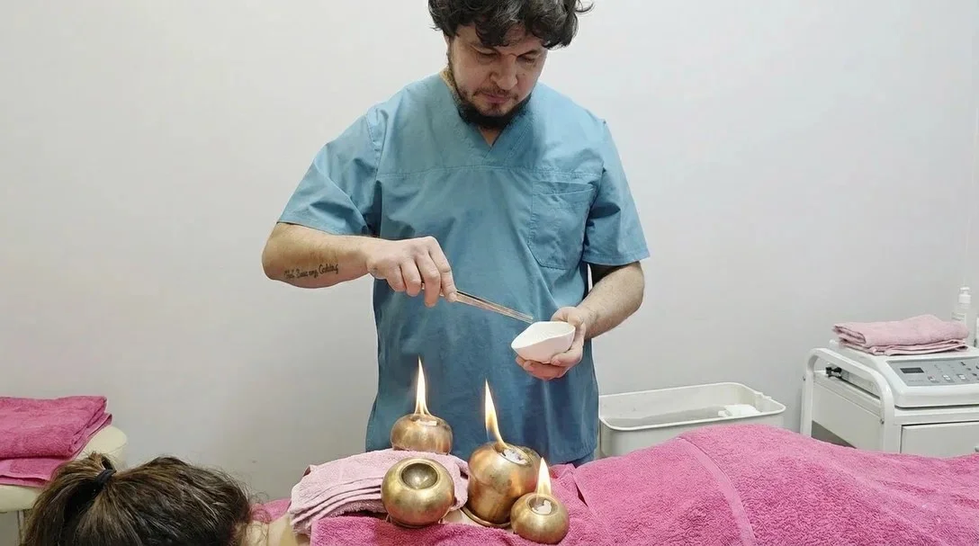 Айрат Гарифуллин проводит сеанс огненного массажа с медными банками